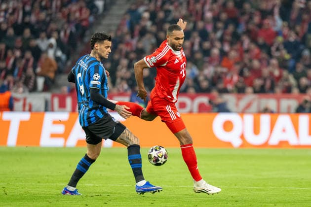 Gianluca Scamacca 9 (Atalanta Bergamo) im Zweikampf mit Jonathan Tah 4 (FC Bayern Muenchen), FC Bayern Muenchen vs. Atalanta Bergamo, Fussball, UEFA Champions League, Achtelfinale Rueckspiel, 18.03.2026 DFB regulations prohibit any use of photographs as image sequences and or quasi-video Muenchen Bayern Deutschland