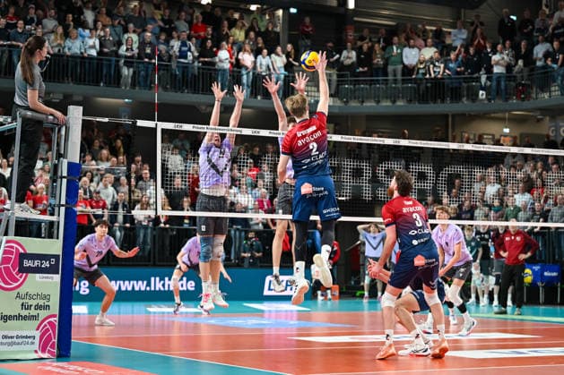 18.03.2026, xdobgx, Volleyball Volleyball Bundesliga VBL, SVG Lüneburg - VC Olympia Berlin v.l. Neo Laumann (SVG Lüneburg, 13) beim Abwehrversuch, Abwehr, defense, dig, Daniel Gruvaeus (SVG Lüneburg, 2) beim Angriff, Angriffsschlag, spike, spikes the ball, attack Lüneburg