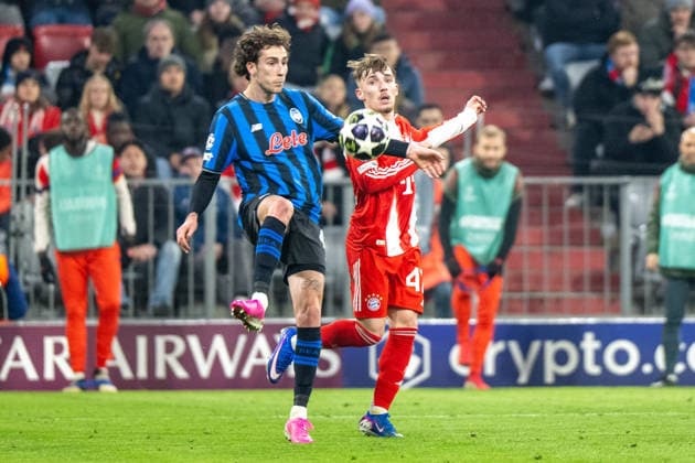 Isak Hien 4 (Atalanta Bergamo) im Zweikampf mit Karl Lennart 42 (FC Bayern Muenchen), FC Bayern Muenchen vs. Atalanta Bergamo, Fussball, UEFA Champions League, Achtelfinale Rueckspiel, 18.03.2026 DFB regulations prohibit any use of photographs as image sequences and or quasi-video Muenchen Bayern Deutschland