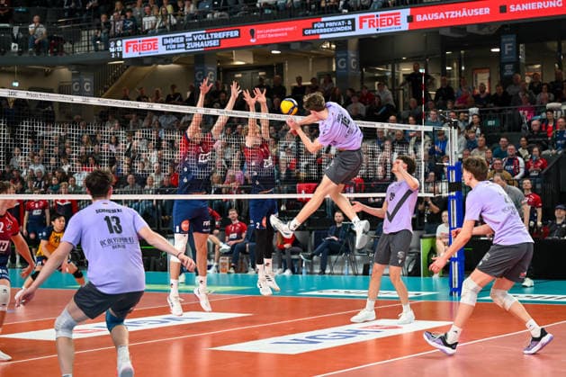 18.03.2026, xdobgx, Volleyball Volleyball Bundesliga VBL, SVG Lüneburg - VC Olympia Berlin v.l. Leonas Fritsche (VCO Berlin, 16) beim Angriff, Angriffsschlag, spike, spikes the ball, attack Lüneburg