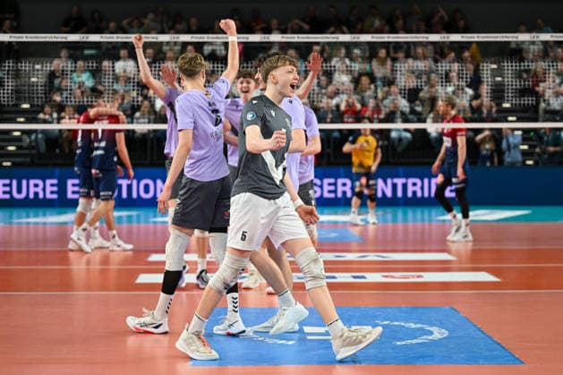 18.03.2026, xdobgx, Volleyball Volleyball Bundesliga VBL, SVG Lüneburg - VC Olympia Berlin v.l. Joris Backhaus (VCO Berlin, 5) jubelt, Teamjubel, celebrates the point, celebration Lüneburg