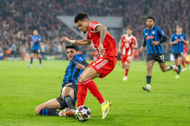 Raoul Bellanova 16 (Atalanta Bergamo) im Zweikampf mit Luis Diaz 14 (FC Bayern Muenchen) , FC Bayern Muenchen vs. Atalanta Bergamo, Fussball, UEFA Champions League, Achtelfinale Rueckspiel, 18.03.2026 DFB regulations prohibit any use of photographs as image sequences and or quasi-video Muenchen Bayern Deutschland