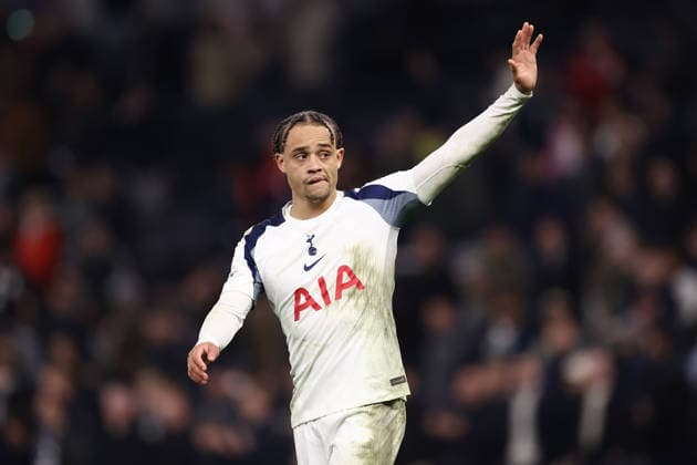 Tottenham Hotspur v Atletico De Madrid 18 March 2026, London - UEFA Champions League - Round Of 16 - Second Leg - Tottenham Hotspur v Atletico De Madrid - Xavi Simons of Tottenham Hotspur holds a hand up to the fans after they get knocked out of the Champions League - Photo: Jacques Feeney Offside. London UK Copyright: xJacquesxFeeneyx xOffsidexOffside