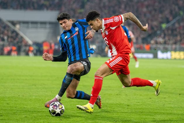 Raoul Bellanova 16 (Atalanta Bergamo) im Zweikampf mit Luis Diaz 14 (FC Bayern Muenchen) , FC Bayern Muenchen vs. Atalanta Bergamo, Fussball, UEFA Champions League, Achtelfinale Rueckspiel, 18.03.2026 DFB regulations prohibit any use of photographs as image sequences and or quasi-video Muenchen Bayern Deutschland