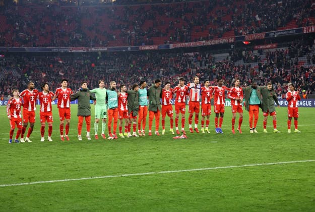 Fussball, Herren, Champions League, Saison 2025 2026, FC Bayern München - Atalanta Bergamo, Achtelfinale Rückspiel, Allianz Arena Die Mannschaft des FC Bayern München beim Jubeln vor der Südkurve nach dem Spiel