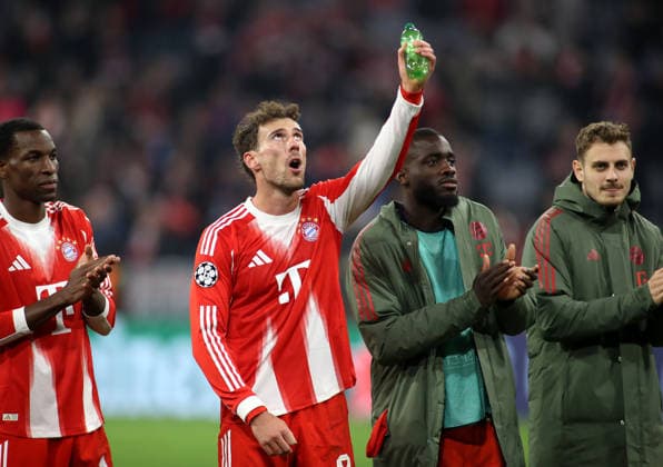 Fussball, Herren, Champions League, Saison 2025 2026, FC Bayern München - Atalanta Bergamo, Achtelfinale Rückspiel, Allianz Arena Leon Goretzka (FC Bayern München) jubelnd vor der Südkurve nach dem Spiel