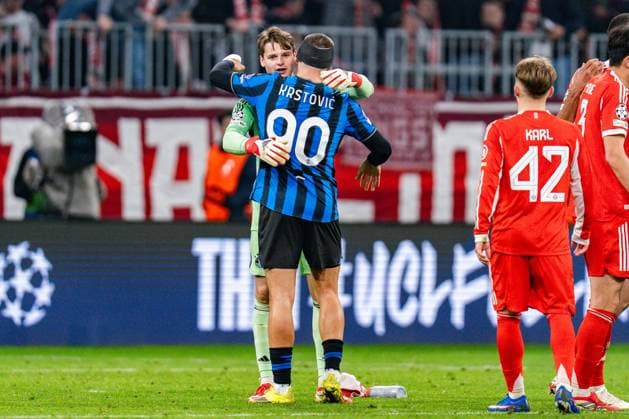 18.03.2026, FC Bayern München vs. Atalanta Bergamo, UEFA Champions League, Achtelfinale-Rückspiel Jonas Urbig (FC Bayern Muenchen, 40) Nikola Krstovic (Atalanta Bergamo) Regulations prohibit any use of photographs as image sequences and or quasi video Copyright: xBahhoxKarax