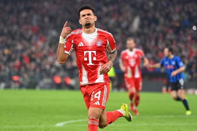 Torjubel Luis DIAZ (Bayern Muenchen) nach Tor zum 4-0, Jubel,Freude,Begeisterung, Aktion,Einzelbild,angeschnittenes Einzelmotiv,Halbfigur,halbe Figur. Fussball Champions League,Saison 2025 26, Achtelfinale FC Bayern Muenchen - Atalanta Bergamo 4-1 am 18.03.2026 A L L I A N Z A R E N A.
