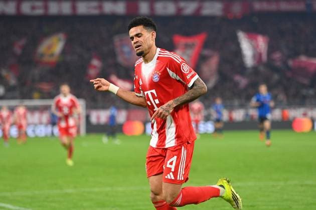Torjubel Luis DIAZ (Bayern Muenchen) nach Tor zum 4-0, Jubel,Freude,Begeisterung, Aktion,Einzelbild,angeschnittenes Einzelmotiv,Halbfigur,halbe Figur. Fussball Champions League,Saison 2025 26, Achtelfinale FC Bayern Muenchen - Atalanta Bergamo 4-1 am 18.03.2026 A L L I A N Z A R E N A.