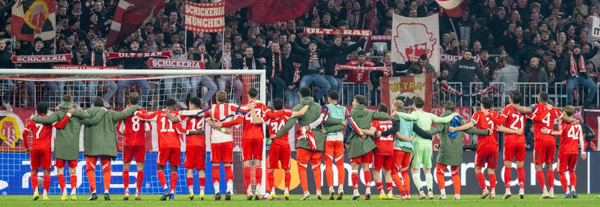 Das Team FC Bayern Muenchen bei den Fans, FC Bayern Muenchen vs. Atalanta Bergamo, Fussball, UEFA Champions League, Achtelfinale Rueckspiel, 18.03.2026 DFB regulations prohibit any use of photographs as image sequences and or quasi-video Muenchen Bayern Deutschland