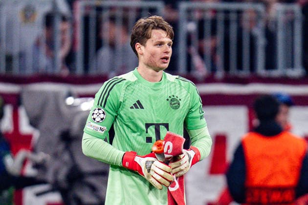 18.03.2026, FC Bayern München vs. Atalanta Bergamo, UEFA Champions League, Achtelfinale-Rückspiel Jonas Urbig (FC Bayern Muenchen, 40) Nikola Krstovic (Atalanta Bergamo) Regulations prohibit any use of photographs as image sequences and or quasi video Copyright: xBahhoxKarax