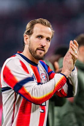 18.03.2026, FC Bayern München vs. Atalanta Bergamo, UEFA Champions League, Achtelfinale-Rückspiel Harry Kane (FC Bayern Muenchen, 9) nach Abpfiff jubelnd klatschend mit den Fans Regulations prohibit any use of photographs as image sequences and or quasi video Copyright: xBahhoxKarax