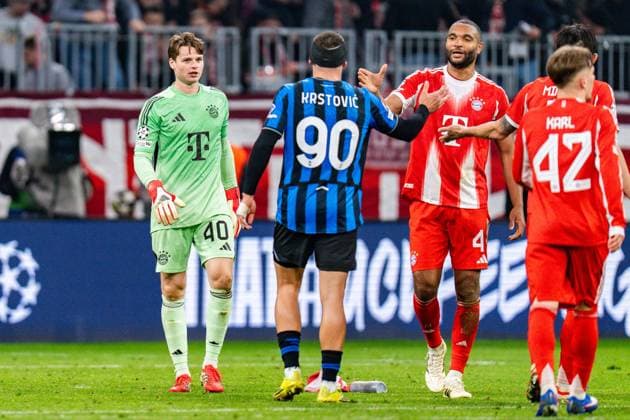 18.03.2026, FC Bayern München vs. Atalanta Bergamo, UEFA Champions League, Achtelfinale-Rückspiel Lennart Karl (FC Bayern Muenchen, 42) Nikola Krstovic (Atalanta Bergamo) Jonathan Tah (FC Bayern Muenchen, 4) Lennart Karl (FC Bayern Muenchen, 42) Regulations prohibit any use of photographs as image sequences and or quasi video Copyright: xBahhoxKarax