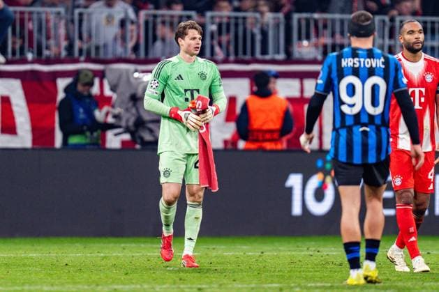 18.03.2026, FC Bayern München vs. Atalanta Bergamo, UEFA Champions League, Achtelfinale-Rückspiel Jonas Urbig (FC Bayern Muenchen, 40) Nikola Krstovic (Atalanta Bergamo) Regulations prohibit any use of photographs as image sequences and or quasi video Copyright: xBahhoxKarax