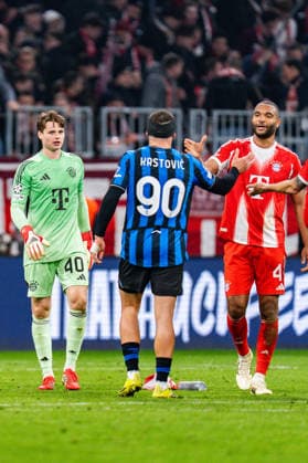 18.03.2026, FC Bayern München vs. Atalanta Bergamo, UEFA Champions League, Achtelfinale-Rückspiel Lennart Karl (FC Bayern Muenchen, 42) Nikola Krstovic (Atalanta Bergamo) Jonathan Tah (FC Bayern Muenchen, 4) Lennart Karl (FC Bayern Muenchen, 42) Regulations prohibit any use of photographs as image sequences and or quasi video Copyright: xBahhoxKarax