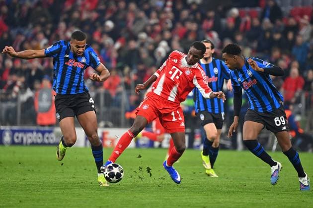Nicolas JACKSON (Bayern Muenchen), Aktion,Zweikampf gegen Isak Hien (Atalanta,li) und Honest Ahanor (Atalanta) Fussball Champions League,Saison 2025 26, Achtelfinale FC Bayern Muenchen - Atalanta Bergamo 4-1 am 18.03.2026 A L L I A N Z A R E N A.
