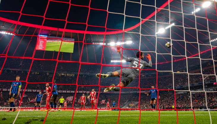 18.03.2026, Fussball UEFA Championsleague 2025 2026: Achtelfinale Rückspiel, FC Bayern München - Atalanta Bergamo, in der Allianz-Arena München, Torwart Marco Sportiello (Atalanta Bergamo) hechtet bei einem Gegentor dem Ball hinterher
