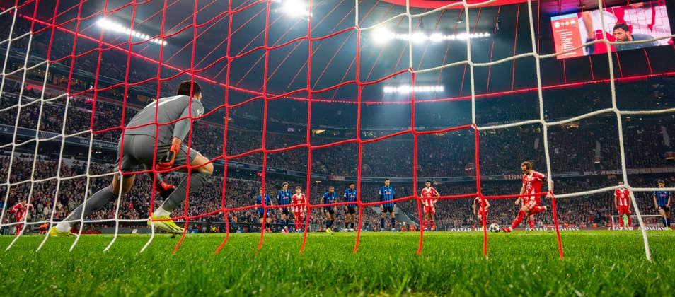18.03.2026, Fussball UEFA Championsleague 2025 2026: Achtelfinale Rückspiel, FC Bayern München - Atalanta Bergamo, in der Allianz-Arena München, Torschuss von Harry Kane (re, FC Bayern München) per Handelfmeter zum 1:0. li: Torwart Marco Sportiello (Atalanta Bergamo)