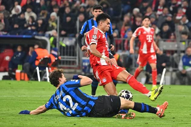 Luis DIAZ (Bayern Muenchen), Aktion,Zweikampf gegen Giorgio SCALVINI (Bergamo). Fussball Champions League,Saison 2025 26, Achtelfinale FC Bayern Muenchen - Atalanta Bergamo 4-1 am 18.03.2026 A L L I A N Z A R E N A.