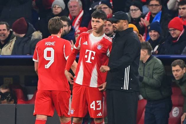 Einwechslung Filip PAVIC (Bayern Muenchen), mit Trainer Vincent KOMPANY (Bayern Muenchen), Auswechslung Harry KANE (Bayern Muenchen). Fussball Champions League,Saison 2025 26, Achtelfinale FC Bayern Muenchen - Atalanta Bergamo 4-1 am 18.03.2026 A L L I A N Z A R E N A.