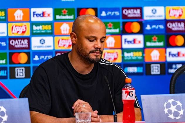 18.03.2026, FC Bayern München vs. Atalanta Bergamo, UEFA Champions League, Achtelfinale-Rückspiel Vincent Kompany (FC Bayern Muenchen,Trainer) auf der Pressekonferenz nach dem Spiel Regulations prohibit any use of photographs as image sequences and or quasi video Copyright: xBahhoxKarax