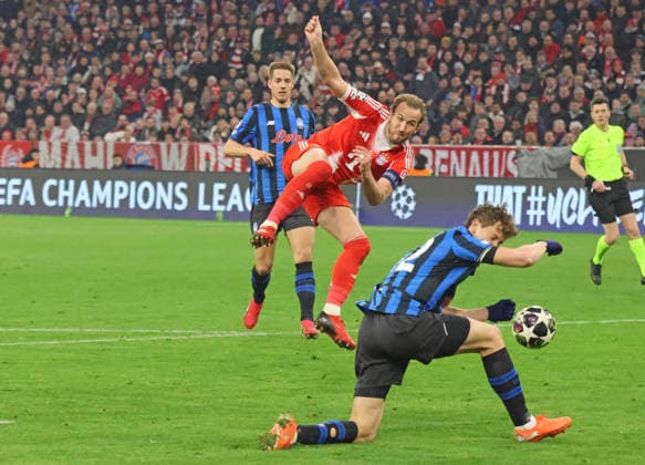9 Harry Kane (FCB) gegen 42 Giorgio Scalvini (Atalanta Bergamo) Aktion, Zweikampf, Fussball FC Bayern München - Atalanta Bergamo B.C. UEFA Champions League 18.03.2026 Allianz Arena FOTO: Mladen Lackovic LakoPress