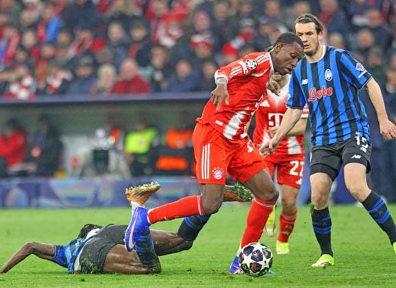 11 Nicolas Jackson (FCB) gegen 3 Odilon Kossonou (Atalanta Bergamo) Aktion, Zweikampf, Fussball FC Bayern München - Atalanta Bergamo B.C. UEFA Champions League 18.03.2026 Allianz Arena FOTO: Mladen Lackovic LakoPress