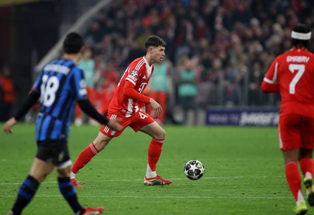 Fussball, Herren, Champions League, Saison 2025 2026, FC Bayern München - Atalanta Bergamo, Achtelfinale Rückspiel, Allianz Arena Filip Pavic (FC Bayern München) mit Ball im Laufen