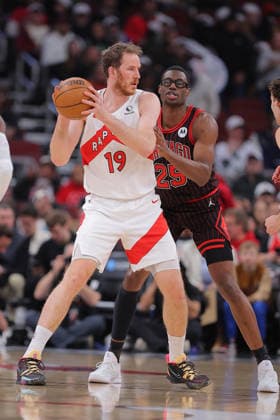 CHICAGO, IL - MARCH 18: Jalen Smith 25 of the Chicago Bulls guards Jakob Poeltl 19 of the Toronto Raptors during the first half on March 18, 2026 at the United Center in Chicago, Illinois. (Photo by Melissa Tamez Icon Sportswire) NBA, Basketball Herren, USA MAR 18 Toronto Raptors at Chicago Bulls EDITORIAL USE ONLY Icon260318001