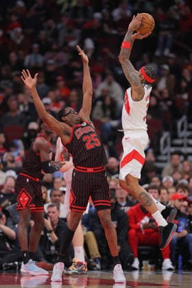 CHICAGO, IL - MARCH 18: Brandon Ingram 3 of the Toronto Raptors shoots the ball over Jalen Smith 25 of the Chicago Bulls during the first half on March 18, 2026 at the United Center in Chicago, Illinois. (Photo by Melissa Tamez Icon Sportswire) NBA, Basketball Herren, USA MAR 18 Toronto Raptors at Chicago Bulls EDITORIAL USE ONLY Icon260318015