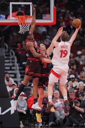CHICAGO, IL - MARCH 18: Jakob Poeltl 19 of the Toronto Raptors drives to the basket against Jalen Smith 25 of the Chicago Bulls during the first half on March 18, 2026 at the United Center in Chicago, Illinois. (Photo by Melissa Tamez Icon Sportswire) NBA, Basketball Herren, USA MAR 18 Toronto Raptors at Chicago Bulls EDITORIAL USE ONLY Icon260318018
