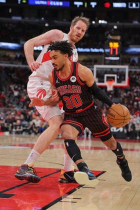 CHICAGO, IL - MARCH 18: Jakob Poeltl 19 of the Toronto Raptors guards Tre Jones 30 of the Chicago Bulls during the first half on March 18, 2026 at the United Center in Chicago, Illinois. (Photo by Melissa Tamez Icon Sportswire) NBA, Basketball Herren, USA MAR 18 Toronto Raptors at Chicago Bulls EDITORIAL USE ONLY Icon260318003