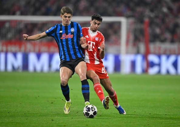 Zweikampf, Aktion Charles De Ketelaere Atalanta BC Bergamo (17) gegen Aleksandar Pavlovic FC Bayern Muenchen FCB (45) FC Bayern Muenchen FCB vs Atalanta Bergamo CL Champions League Achtelfinale Rueckspiel 18.03.2026 DFL REGULATIONS PROHIBIT ANY USE OF PHOTOGRAPHS AS IMAGE SEQUENCES AND OR QUASI-VIDEO FC Bayern Muenchen FCB vs Atalanta Bergamo