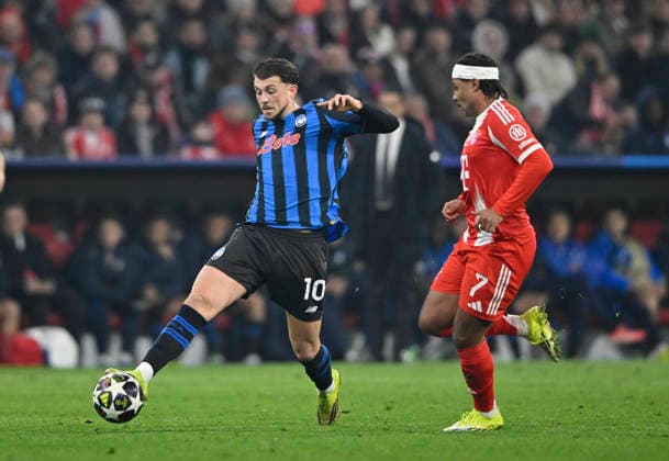 Zweikampf, Aktion Nicolo Zaniolo Atalanta BC Bergamo (10) gegen Serge Gnabry FC Bayern Muenchen FCB (07) FC Bayern Muenchen FCB vs Atalanta Bergamo CL Champions League Achtelfinale Rueckspiel 18.03.2026 DFL REGULATIONS PROHIBIT ANY USE OF PHOTOGRAPHS AS IMAGE SEQUENCES AND OR QUASI-VIDEO FC Bayern Muenchen FCB vs Atalanta Bergamo