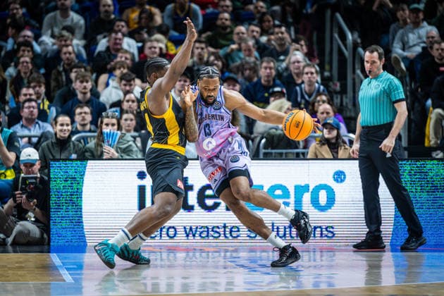 Basketball Berlin 18.03.2026 FIBA Champions League Round Of 16 Alba Berlin - AEK Athen J wan Roberts (Alba Berlin, No.13) Frank Bartley (AEK Athen, No.24)