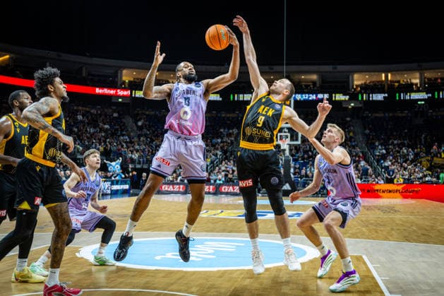 Basketball Berlin 18.03.2026 FIBA Champions League Round Of 16 Alba Berlin - AEK Athen J wan Roberts (Alba Berlin, No.13) Lukas Lekavicius (AEK Athen, No.09)