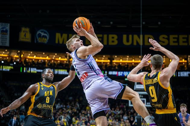 Basketball Berlin 18.03.2026 FIBA Champions League Round Of 16 Alba Berlin - AEK Athen Sam Griesel (Alba Berlin, No.05) RaiQuan Gray (AEK Athen, No.00) Lukas Lekavicius (AEK Athen, No.09)
