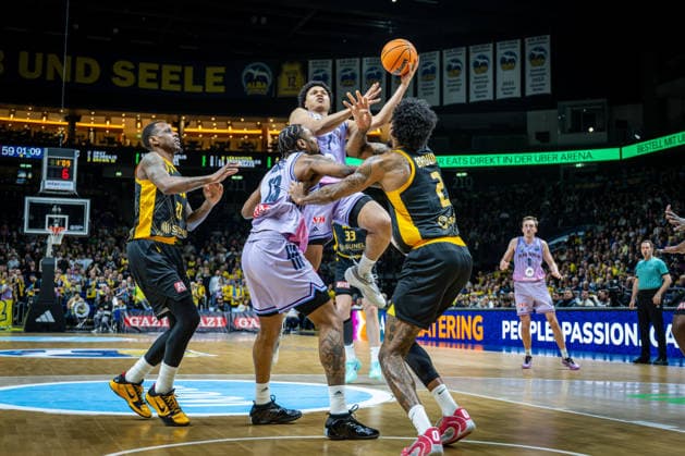 Basketball Berlin 18.03.2026 FIBA Champions League Round Of 16 Alba Berlin - AEK Athen Jack Kayil (Alba Berlin, No.07) Greg Brown III (AEK Athen, No.02) J wan Roberts (Alba Berlin, No.13) James Nunnally (AEK Athen, No.21)