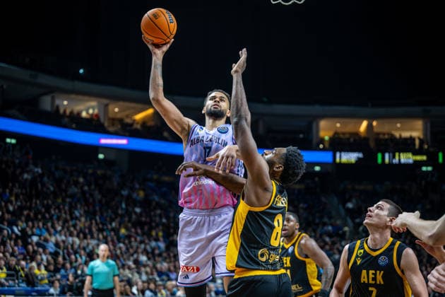 Basketball Berlin 18.03.2026 FIBA Champions League Round Of 16 Alba Berlin - AEK Athen Norris Agbakoko (Alba Berlin, No.17) Keyshawn Feazell (AEK Athen, No.08)