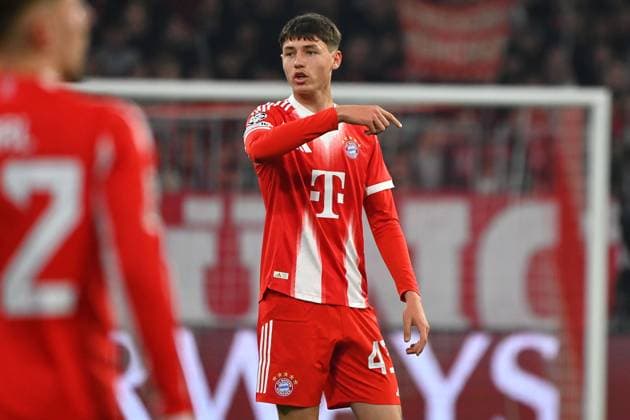 Filip PAVIC (Bayern Muenchen), Gestik,gibt Anweisungen, Aktion,Einzelbild,angeschnittenes Einzelmotiv,Halbfigur,halbe Figur. Fussball Champions League,Saison 2025 26, Achtelfinale FC Bayern Muenchen - Atalanta Bergamo 4-1 am 18.03.2026 A L L I A N Z A R E N A.