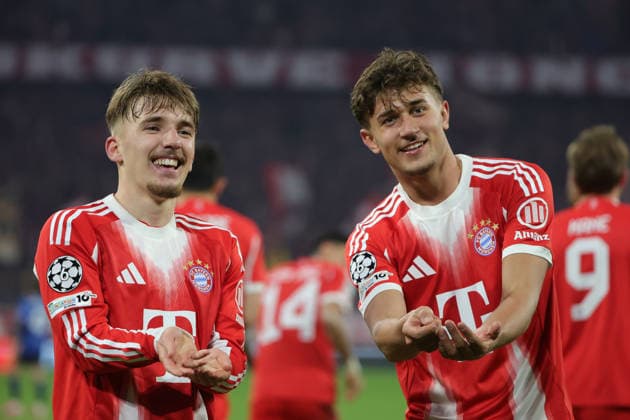 18.03.2026, FC Bayern vs Atlanta Bergamo, Allianz Arena Muenchen, Fussball, im Bild: Lennart Karl (FC Bayern Muenchen) und Tom Bischof (FC Bayern Muenchen) jubeln