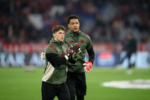 Fussball, Herren, Champions League, Saison 2025 2026, FC Bayern München - Atalanta Bergamo, Achtelfinale Rückspiel, Allianz Arena Jannis Bärtl Baertl (FC Bayern München) (li.) mit Leonard Prescott (FC Bayern München) (re.) beim Aufwärmen