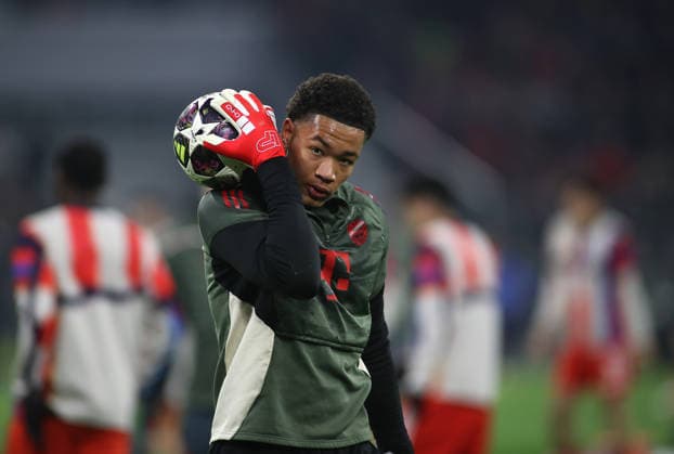 Fussball, Herren, Champions League, Saison 2025 2026, FC Bayern München - Atalanta Bergamo, Achtelfinale Rückspiel, Allianz Arena Leonard Prescott (FC Bayern München) mit einem Ball in der rechten Hand, hier beim Aufwärmen