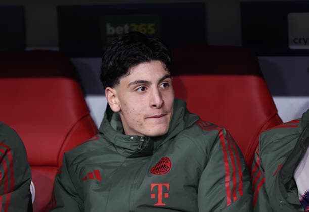 Fussball, Herren, Champions League, Saison 2025 2026, FC Bayern München - Atalanta Bergamo, Achtelfinale Rückspiel, Allianz Arena Deniz Ofli (FC Bayern München) sitzend auf der Auswechselbank, Ersatzbank mit Blick nach links
