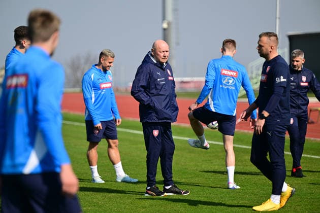 A first part of the Czech national football team has started its preparation for the World Cup play-offs in Prague, Czech Republic, on March 19, 2026. In the middle is seen head coach Miroslav Koubek during a training session. (CTKxPhoto RomanxVondrous) CTKPhotoP2026031904631  CTKPhotoP2026031904631