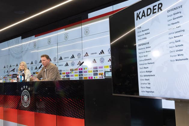 Kaderbekanntgabe Männer-Nationalmannschaft Bundestrainer Julian Nagelsmann spricht während der Pressekonferenz. Links Pressesprecherin Franziska Wülle. Pressekonferenz zur Bekanntgabe des Kaders der Männer-Nationalmannschaft für die Länderspiele gegen die Schweiz und Ghana. 19. März 2026 auf dem DFB-Campus in Frankfurt am Main., Frankfurt am Main Hessen Deutschland DFB-Campus