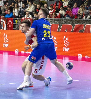 Turkiye v Romania - 2027 World Men s Handball Championship BOLU, TURKIYE - MARCH 19: Sadik Emre Herseklioglu (L) of Turkiye in action against Stanescu (25) of Romania during the second round of the 2027 Men s World Handball Championship European Qualifiers between Turkiye and Romania at Bolu Karacayir Indoor Sports Hall in Bolu, Turkiye on March 19, 2026. Zafer Goder Anadolu Bolu Turkey. Editorial use only. Please get in touch for any other usage.  Copyright: x2026xAnadoluxZaferxGoderx