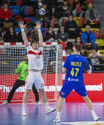 Turkiye v Romania - 2027 World Men s Handball Championship BOLU, TURKIYE - MARCH 19: Ediz Aktas (21) of Turkiye in action against Buzle (47) of Romania during the second round of the 2027 Men s World Handball Championship European Qualifiers between Turkiye and Romania at Bolu Karacayir Indoor Sports Hall in Bolu, Turkiye on March 19, 2026. Zafer Goder Anadolu Bolu Turkey. Editorial use only. Please get in touch for any other usage.  Copyright: x2026xAnadoluxZaferxGoderx