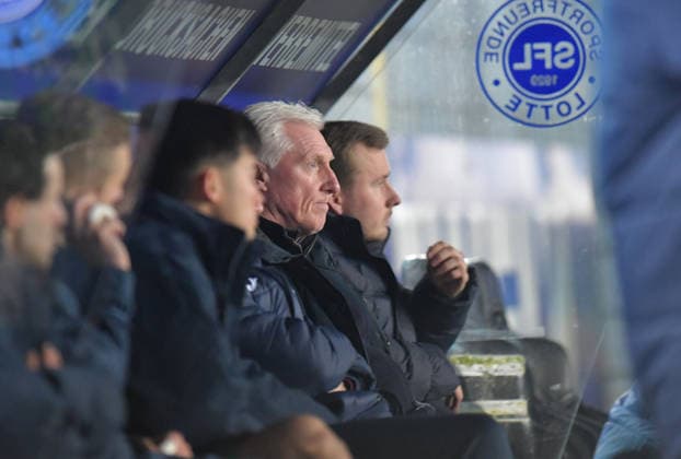 18.03.2026, GER, Fussball, Verbandspokal Westfalenpokal, Saison 2025 2026, Halbfinale, Stadion am Lotter Kreuz, Lotte SF Lotte - FC Gütersloh 2 : 1 Rob Reekers (Sportlicher Leiter FC Gütersloh), Aktion, Einzelbild, Quer, Mimik, Gestik *** 18 03 2026, GER, Football, Association Cup Westfalenpokal, Season 2025 2026, Semi-final, Stadion am Lotter Kreuz, Lotte SF Lotte FC Gütersloh 2 1 Rob Reekers Sporting Director FC Gütersloh , Action, Single image, Landscape, Facial expression, Gestures