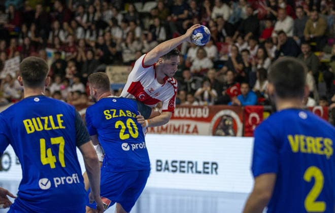 Turkiye v Romania - 2027 World Men s Handball Championship BOLU, TURKIYE - MARCH 19: Sadik Emre Herseklioglu (back) of Turkiye in action against Szasz (20) of Romania during the second round of the 2027 Men s World Handball Championship European Qualifiers between Turkiye and Romania at Bolu Karacayir Indoor Sports Hall in Bolu, Turkiye on March 19, 2026. Zafer Goder Anadolu Bolu Turkey. Editorial use only. Please get in touch for any other usage.  Copyright: x2026xAnadoluxZaferxGoderx